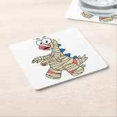 Ein Cartoon Stegosaurus verkleidete sich als Mama. Rechteckiger Pappuntersetzer (angewinkelt)