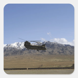 Ein CH-47 Chinook entfernt sich Quadratischer Aufkleber