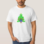 Ein Chanukkah und ein Weihnachten T-Shirt<br><div class="desc">Chanukka und Weihnachten ist zusammen für Familien zwischen Glaubensrichtungenperfekt,  die beide Feiertage feiern. Aufmachung eines chanukah menorah vor einem Weihnachtsbaum,  der den Geist der Feiertage herausbringt.</div>