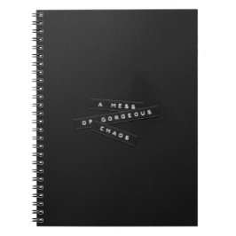 Ein Chaos, in dem das Chaos mit Labels verschleier Notizblock