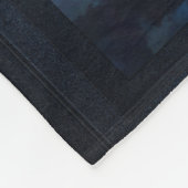 Ein chinesischer Mondmond, der mitten in Kirschblü Fleecedecke (Ecke)