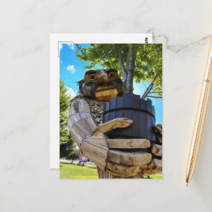 Ein cooler Troll hält einen Baum hoch Postkarte