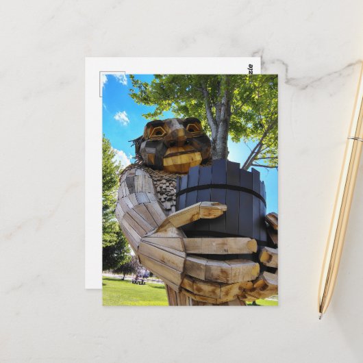Ein cooler Troll hält einen Baum hoch Postkarte (Vorderseite/Rückseite Beispiel)
