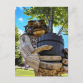 Ein cooler Troll hält einen Baum hoch Postkarte (Vorderseite)