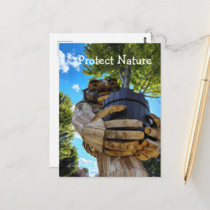 Ein cooler Troll hält einen Baum hoch - Schützt di Postkarte