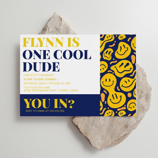 Ein Cooler Typ glücklich Gesicht Junge ersten Gebu Einladung