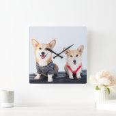 Ein Corgis-Paar auf einer Bank Quadratische Wanduhr (Zuhause)