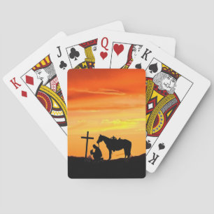 Ein Cowboy-Gebet, der Karten spielt Spielkarten