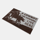 Ein Cowboy und sein Cowgirl leben hier Fußmatte (Schrägansicht)