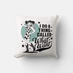 Ein Cowgirl, das eine versaute Pose anschlägt Kissen
