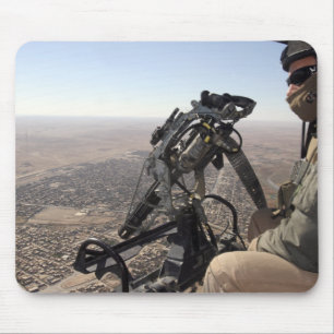 Ein Crewleiter sucht nach misstrauischer Tätigkei Mousepad