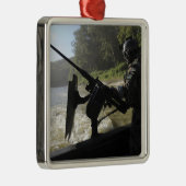 Ein Crewman des Kampfschiffs Ornament Aus Metall (Rechts)