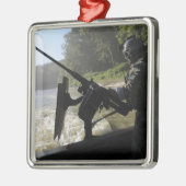 Ein Crewman des Kampfschiffs Ornament Aus Metall (Links)