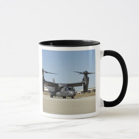Ein CV-22 Osprey bereitet den Start vor Tasse (Rechts)