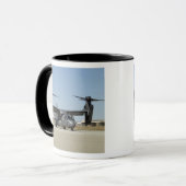 Ein CV-22 Osprey bereitet den Start vor Tasse (Vorderseite Links)