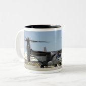 Ein CV-22 Osprey bereitet den Start vor Zweifarbige Tasse (Vorderseite Links)