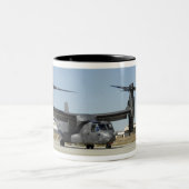 Ein CV-22 Osprey bereitet den Start vor Zweifarbige Tasse (Mittel)