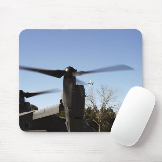 Ein CV-22 Osprey bereitet sich auf den Start vor Mousepad (Mit Mouse)