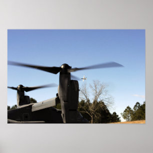 Ein CV-22 Osprey bereitet sich auf den Start vor Poster