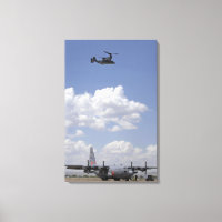Ein CV-22 Osprey fliegt über einem C-130 Herkules