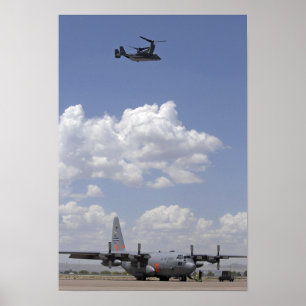 Ein CV-22 Osprey fliegt über einem C-130 Herkules Poster