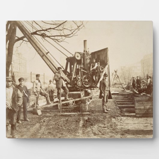 Ein Dampfkran, der während des Gebäude von Fotoplatte (Vorderseite)