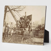 Ein Dampfkran, der während des Gebäude von Fotoplatte (Seite)