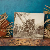 Ein Dampfkran, der während des Gebäude von Fotoplatte (Seite)