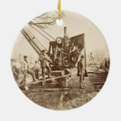 Ein Dampfkran in Kraft während des Gebäude von Keramikornament (Hinten)