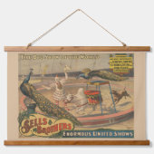 Ein Darstellender Zebu und Pfau mit Clowntrainer Wandteppich Mit Holzrahmen (Vorne)