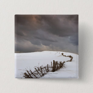 Ein defekter Zaun entlang einer Schnee Button