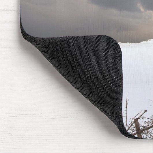 Ein defekter Zaun entlang einer Schnee Mousepad (Ecke)