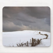 Ein defekter Zaun entlang einer Schnee Mousepad (Vorne)