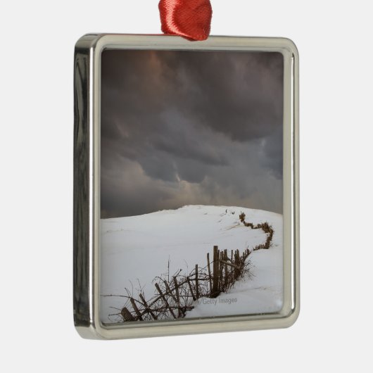 Ein defekter Zaun entlang einer Schnee Silbernes Ornament (Rechts)