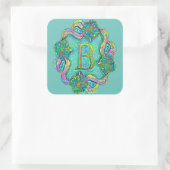 Ein dekorativer Anfangsbuchstabe "B" mit Blume Quadratischer Aufkleber (Tasche)