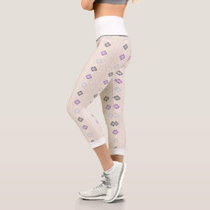 Ein dekorativer Schal in lila- und Brauntönen, Capri Leggings