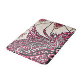 Ein dekoratives Paisley-Design mit lebhaftem Rot u Badematte (Schrägansicht)