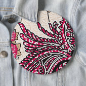 Ein dekoratives Paisley-Design mit lebhaftem Rot u Button (Beispiel)