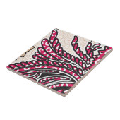 Ein dekoratives Paisley-Design mit lebhaftem Rot u Fliese (Seite)