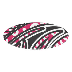 Ein dekoratives Paisley-Design mit lebhaftem Rot u Namenschild