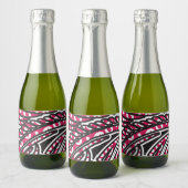 Ein dekoratives Paisley-Design mit lebhaftem Rot u Schaumweinetikett (Flaschen)