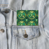 Ein dekoratives Wandkunstwerk zeigt ein sich wiede Button (Insitu)
