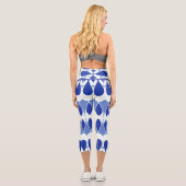 Ein Design aus blau-weiß-trendigem Stoff Capri Leggings (Rückseite)