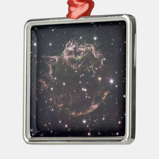 Ein detaillierter Blick auf die geschlagenen Überr Silbernes Ornament (Links)