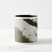 Ein dicker Ufer niedriger Wolken Zweifarbige Tasse (Mittel)