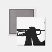 Ein Dienstmitglied spielt eine Melodie Magnet (Vorderseite/Rückseite)