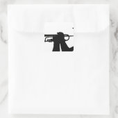 Ein Dienstmitglied spielt eine Melodie Quadratischer Aufkleber (Tasche)