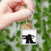 Ein Dienstmitglied spielt eine Melodie Schlüsselanhänger (Hand)