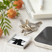 Ein Dienstmitglied spielt eine Melodie Schlüsselanhänger (Seite)