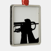 Ein Dienstmitglied spielt eine Melodie Silbernes Ornament (Rechts)